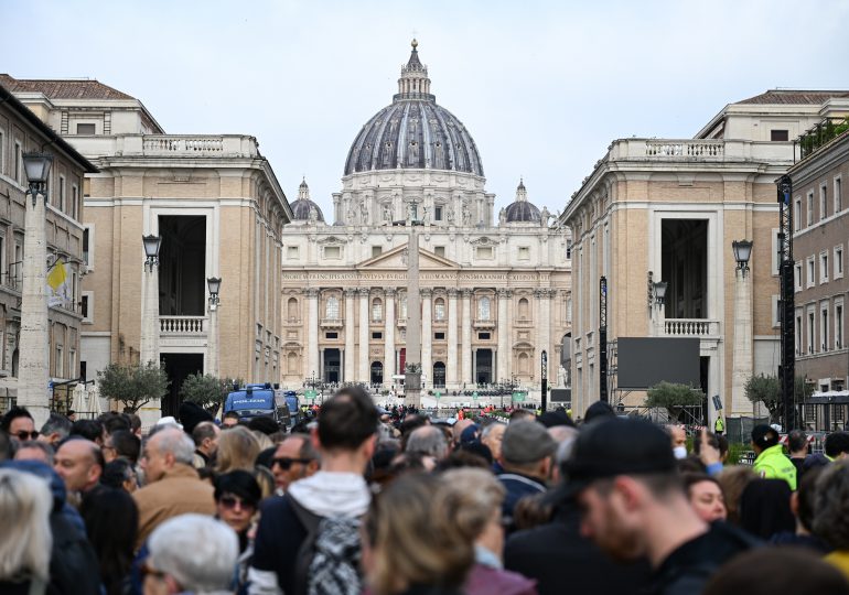 Unas 150.000 personas despiden al papa en la basílica de San Pedro antes del funeral