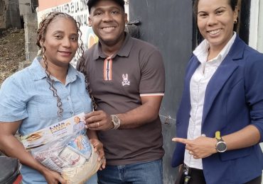 El dirigente político Luis Popa lleva habichuela con dulce casa por casa a la comunidad de Santo Domingo Oeste