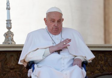 El papa vuelve ante los fieles por sorpresa en medio de su larga convalecencia