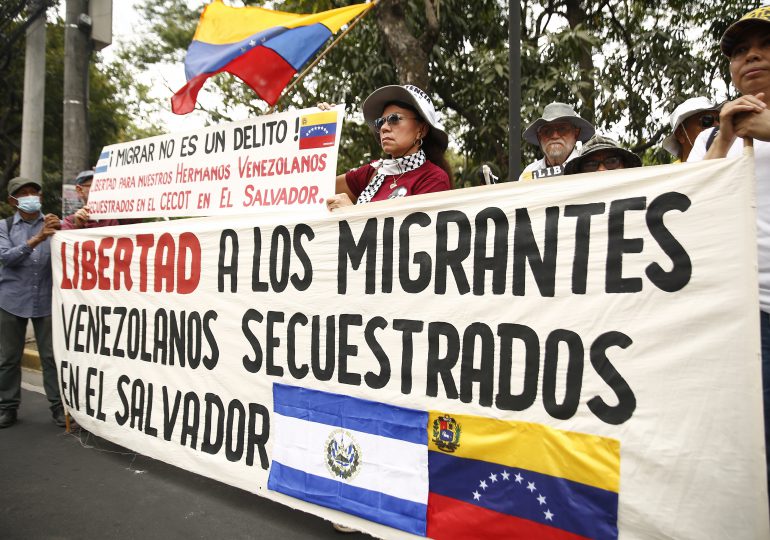 Dos cortes bloquean la expulsión a El Salvador de migrantes venezolanos detenidos en EEUU