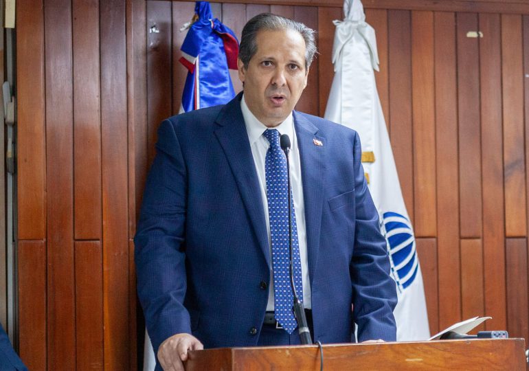 Víctor Atallah confirma presencia de personas con vida bajo escombros del Jet Set; refuerzan labores de rescate