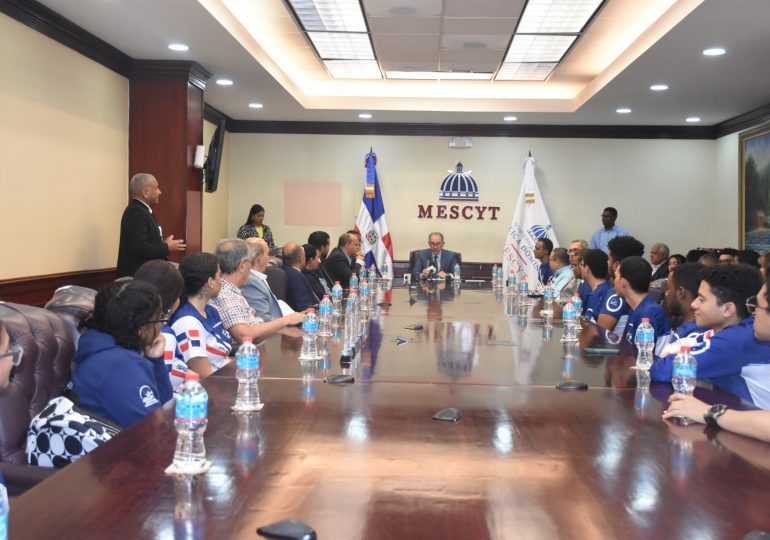 MESCyT otorgará becas al equipo Apolo 27 tras ganar seis premios en el Desafío Rover de Exploración Humana de la NASA 2025