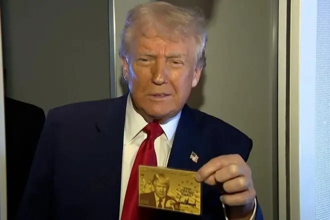 Donald Trump presenta la nueva “tarjeta dorada” con su imagen para inmigrantes millonarios