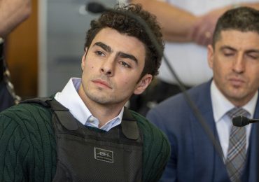 Gran jurado acusa formalmente a Mangione de asesinato con arma de fuego y tres cargos más