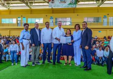 Presidente Abinader y Víctor D’Aza entregan 1400 títulos de propiedad en Monte Plata