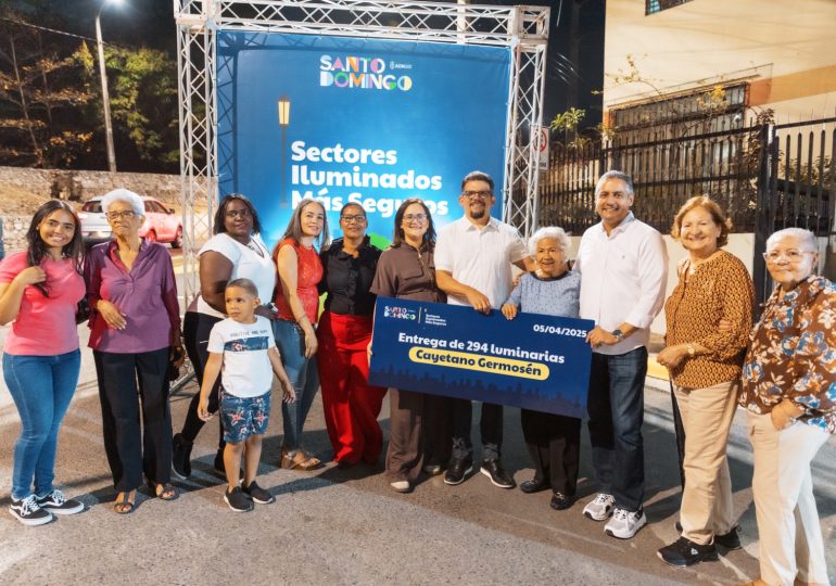 Carolina Mejía sigue con "Sectores Iluminados más Seguros", iluminando la Cayetano Germosén