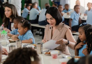Primera dama almuerza con estudiantes; pondera impacto del Programa de Alimentación Escolar