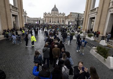 Unas 61.000 personas han acudido ya a la basílica de San Pedro para dar su adiós al papa