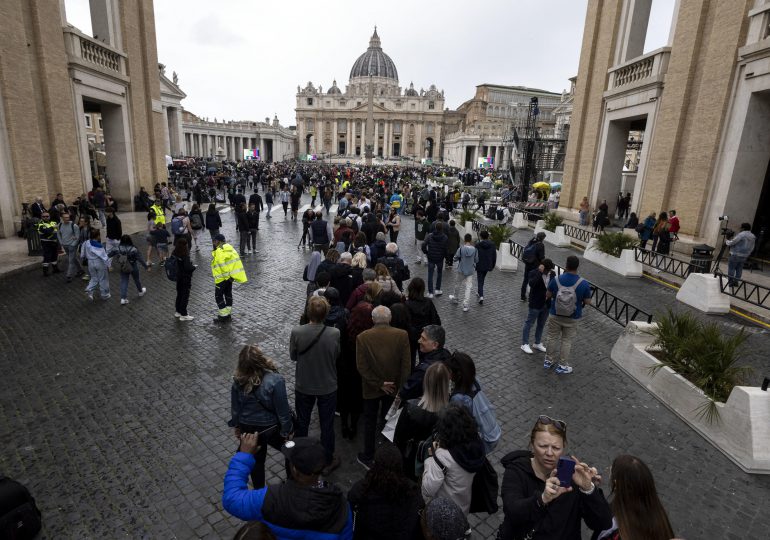 Unas 61.000 personas han acudido ya a la basílica de San Pedro para dar su adiós al papa