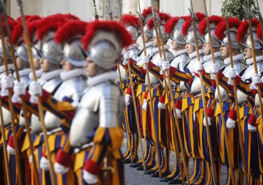 La Guardia Suiza pospone su tradicional juramento por la muerte del papa