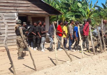 Descubren 50 inmigrantes haitianos indocumentados escondidos en una casa en Valverde