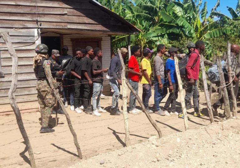 Descubren 50 inmigrantes haitianos indocumentados escondidos en una casa en Valverde