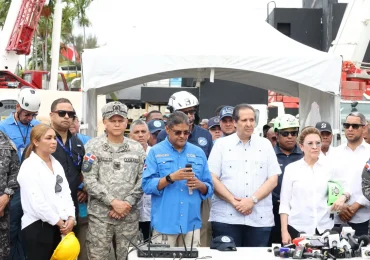 Colaboradores del COE reciben con aplausos al general Méndez tras labores de rescate en Jet Set