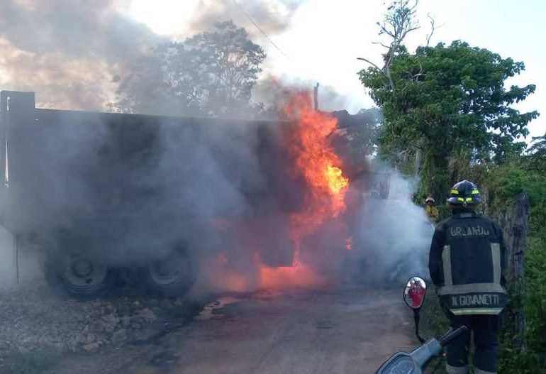 Un hombre y su sobrino pierden la vida tras camión hacer contacto con un cable eléctrico en Higüey