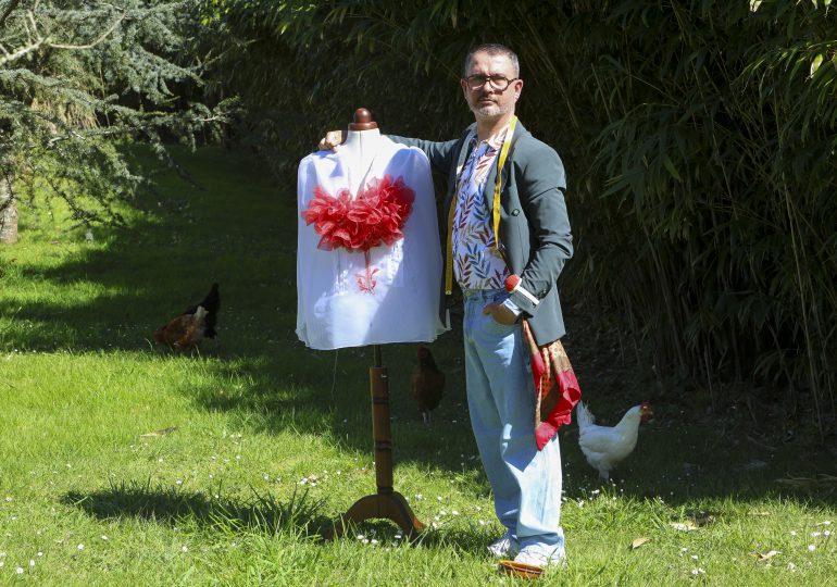 Álex Regueiro, el modisto gallego que cose para casas reales y celebridades y vende huevos