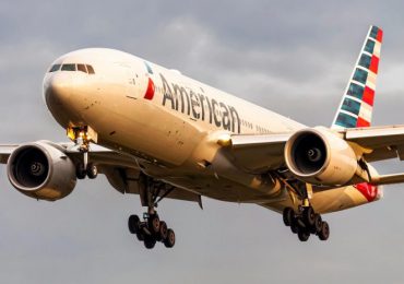 Mujer es inmovilizada por tripulación al intenta ingresar a cabina de un avión