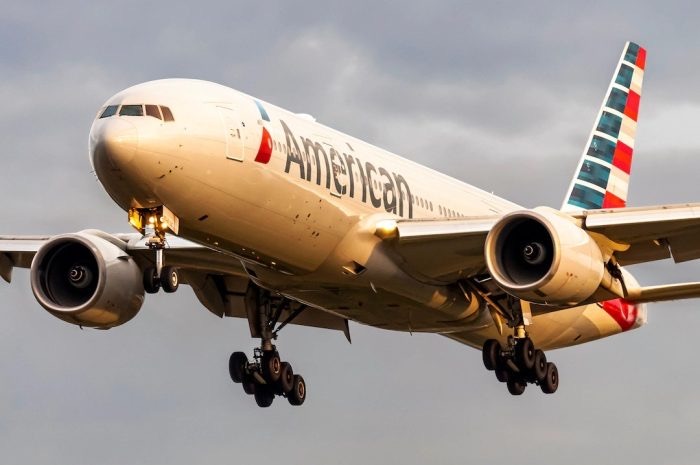 Mujer es inmovilizada por tripulación al intenta ingresar a cabina de un avión