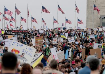 Decenas de miles en EEUU se manifiestan contra Trump en las calles