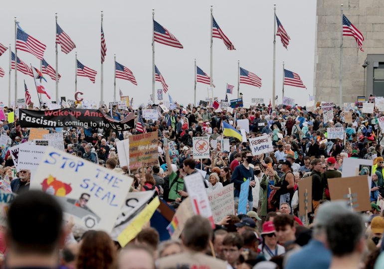 Decenas de miles en EEUU se manifiestan contra Trump en las calles