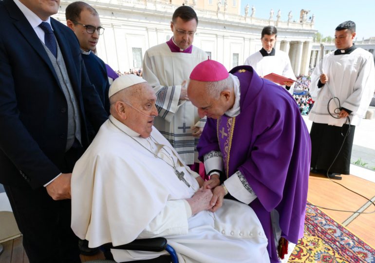 El papa realiza una visita sorpresa a la Basílica de San Pedro, después de reunirse con Carlos III