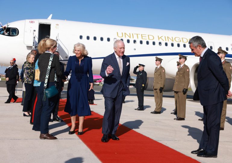 Carlos III inicia su visita a Italia tras el susto en su tratamiento de cáncer