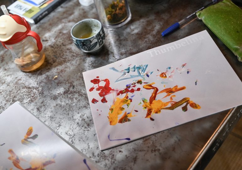 Pulgarcita, la bebé pintora que triunfa en Japón