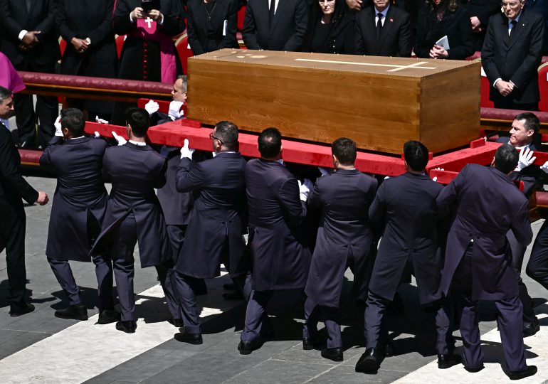 Miles de personas siguen honrando al papa Francisco a la espera del cónclave