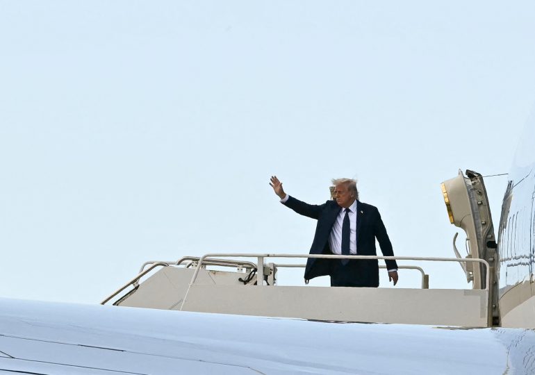 Trump exige que barcos de EEUU tengan tránsito libre por canales de Panamá y Suez