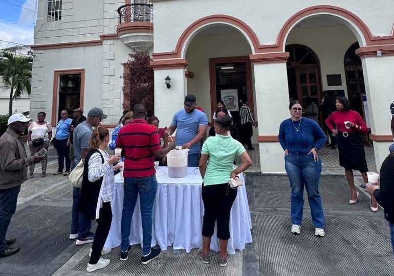 Alcaldía de San Cristóbal reparte habichuelas con dulce