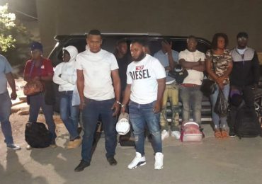 Video: Arrestan a dos hombres con 15 inmigrantes indocumentados en una jeepeta en Montecristi