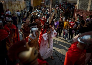 Video: Caraqueños viven la tradición del viacrucis en la favela más grande de Venezuela