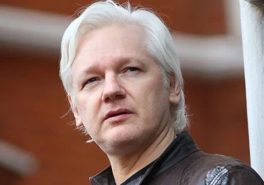 Fundador de Wikileaks, Julian Assange, asistió al funeral del papa Francisco