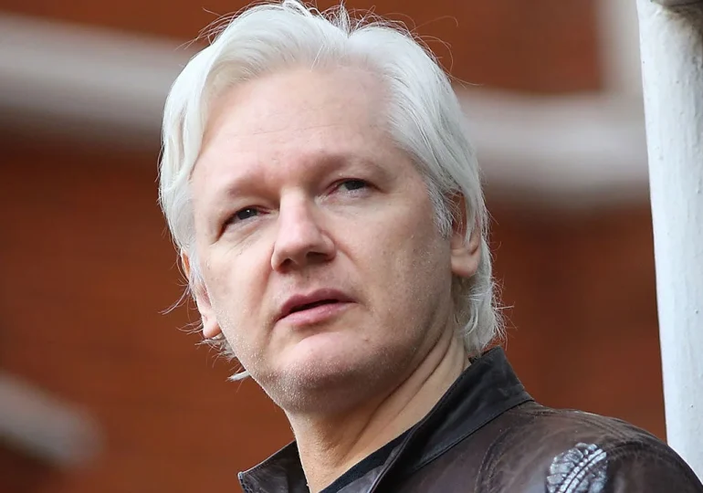 Fundador de Wikileaks, Julian Assange, asistió al funeral del papa Francisco