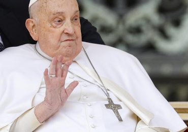 El papa aparece en la plaza de San Pedro para saludar a los fieles en el Domingo de Ramos