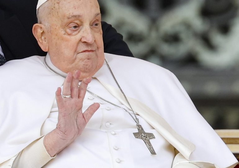 El papa aparece en la plaza de San Pedro para saludar a los fieles en el Domingo de Ramos