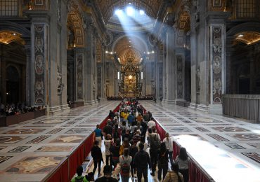 Unas 250.000 personas despidieron al papa en la basílica de San Pedro antes del funeral