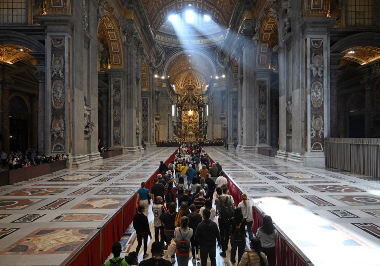 Unas 250.000 personas despidieron al papa en la basílica de San Pedro antes del funeral