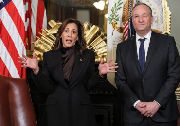 Trump despide al esposo de Kamala Harris del patronato del Museo del Holocausto