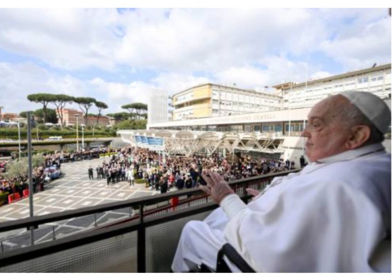 Tras su larga hospitalización, el papa Francisco se enfrenta al desafío de su imagen pública