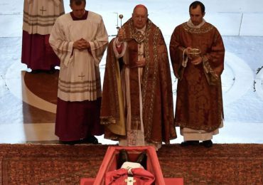 El Vaticano anuncia el rito de sellado del féretro del Papa Francisco