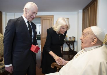 El Vaticano publica la foto del papa Francisco sin oxígeno con los reyes Carlos y Camila