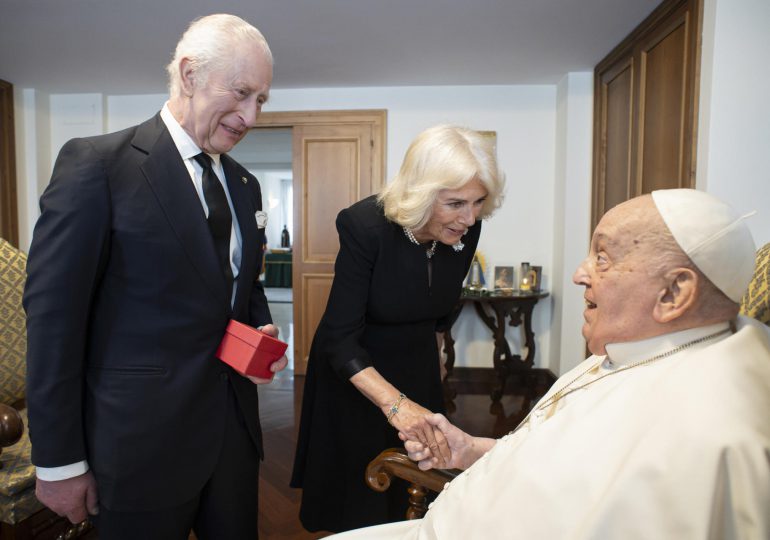 El Vaticano publica la foto del papa Francisco sin oxígeno con los reyes Carlos y Camila