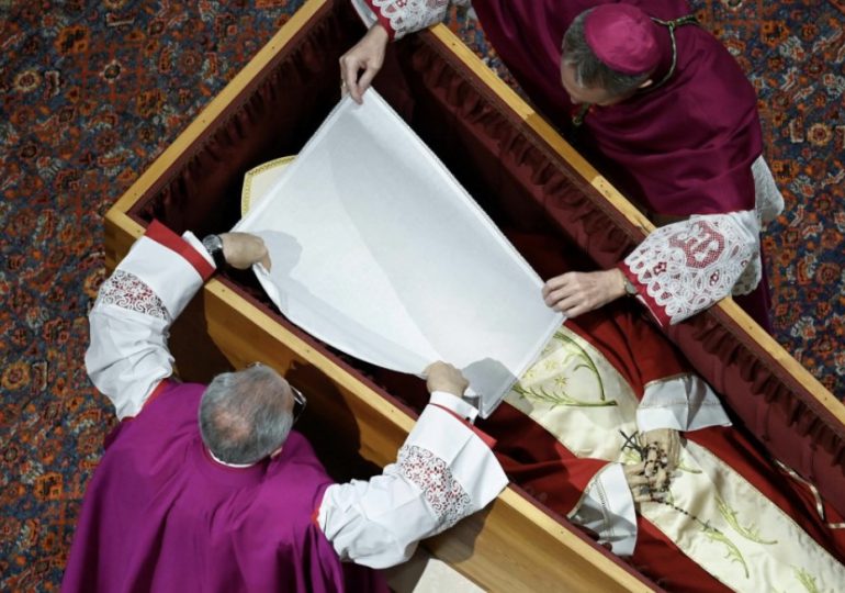 El Vaticano se prepara para el solemne cierre del ataúd del papa Francisco