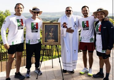 Cuatro jóvenes peregrinos inician su andar con la Virgen de la Altagracia por la Vía Francígena rumbo a Roma