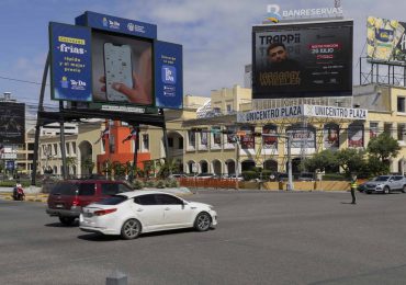 Publicidad luminosa sin control: un vacío legal que afecta la salud y el entorno urbano