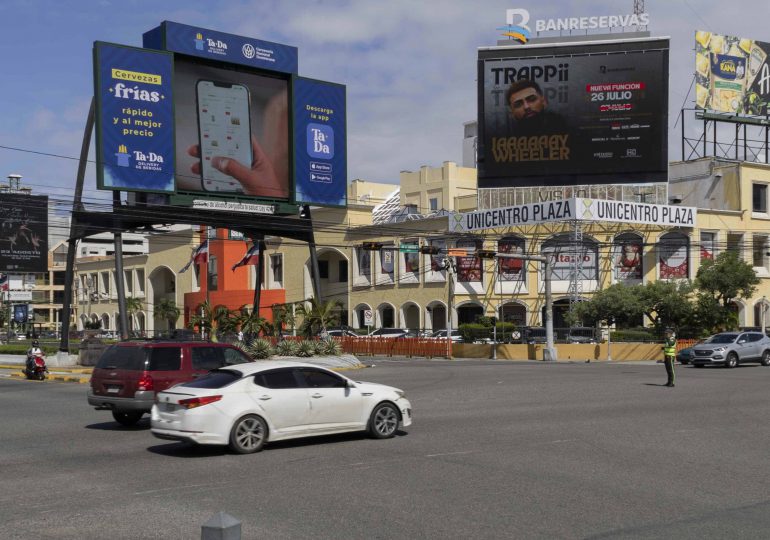 Publicidad luminosa sin control: un vacío legal que afecta la salud y el entorno urbano