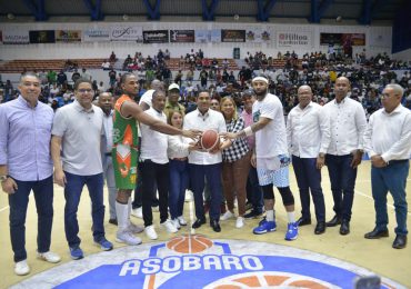 Ministro de Deportes dona un millón de pesos para Torneo de Baloncesto superior en La Romana