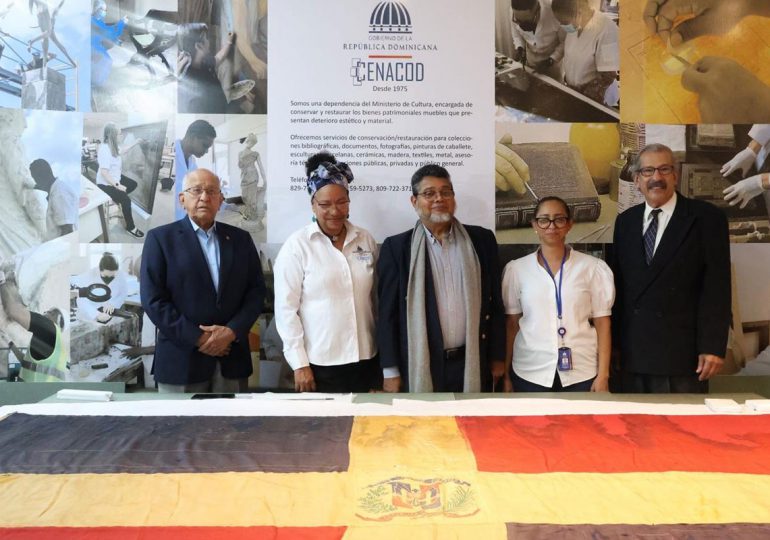 Museo Nacional de Historia y Geografía recibe donación de bandera dominicana