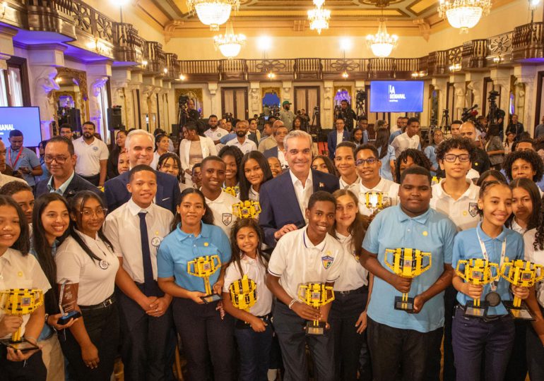 Video | Presidente Abinader destaca estudiantes en competencias STEAM