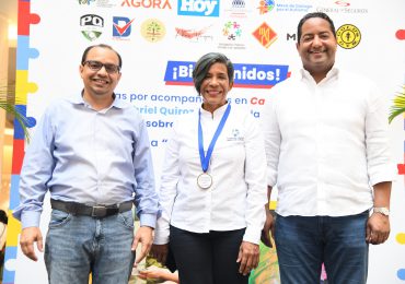 Odile Villavizar recibe primera Medalla a la Inclusión de la Mesa de Diálogo por el Autismo
